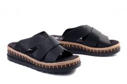 RIEKER V7989-00 black, klapki damskie. Czarne klapki damskie Rieker, bez wzorów, bez obcasa, na koturnie. Za 239.92 zł.