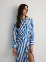 Koszulowa sukienka midi z lyocellem - jasnoniebieski. Niebieskie sukienki damskie Reserved, l, bez wzorów, z bawełny, bez kołnierzyka, bez ramiączek, midi, koszulowe. W wyprzedaży za 59.99 zł.