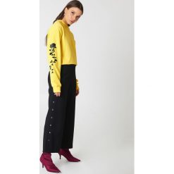 NA-KD Bluza z wyszywanymi różami na rękawach - Yellow. Bluzy damskie marki NA-KD. W wyprzedaży za 60.97 zł.