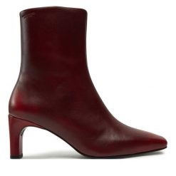 Botki Vagabond Shoemakers. Czerwone botki damskie Vagabond Shoemakers, bez obcasa, na słupku, bez zapięcia. Za 859.99 zł.