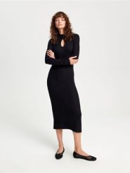 Sukienka z długimi rękawami - czarny. Czarne sukienki damskie Sinsay, l, bez wzorów, z wiskozy, eleganckie, bez kołnierzyka, bez ramiączek, dopasowane. Za 69.99 zł.