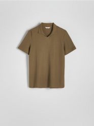 Koszulka polo regular - ciemnozielony. Zielone koszulki polo męskie Reserved, l, bez wzorów, z dzianiny, bez ramiączek. W wyprzedaży za 49.99 zł.