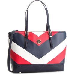 Torebka TOMMY HILFIGER - Honey Med Tote Print AW0AW05665 902. Torebki do ręki damskie marki Tommy Hilfiger. W wyprzedaży za 389.00 zł.