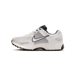 Nike Zoom Vomero 5 Phantom. Białe klapki damskie Nike, bez wzorów, z meshu, bez obcasa. Za 822.12 zł.