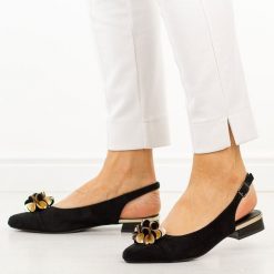 Czarne czółenka damskie M.Daszyński Sa201a-4. Czarne sandały damskie M.Daszyński, z aplikacjami, z zamszu, bez obcasa, na obcasie, bez zapięcia. Za 199.00 zł.