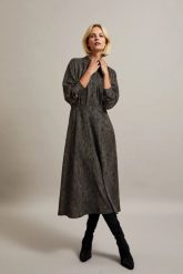 Elegancka sukienka midi w drobne kropki czarna. Czarne sukienki damskie MOODO, l, bez wzorów, z poliesteru, eleganckie, bez kołnierzyka, bez ramiączek, midi. W wyprzedaży za 49.99 zł.