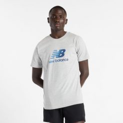 Koszulka męska New Balance MT51503AG – szara. Szare koszulki sportowe męskie New Balance, m, bez wzorów, z dresówki, bez kołnierzyka, bez ramiączek. Za 79.99 zł.