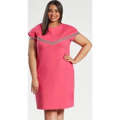 Amarantowa sukienka Jula z lampasami duże rozmiary OVERSIZE PLUS SIZE WIOSNA. Sukienki damskie marki Moda Size Plus Iwanek. Za 129.90 zł.