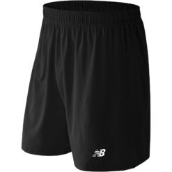Spodenki treningowe EMS6124BK. Czarne krótkie spodenki sportowe męskie New Balance, z materiału. W wyprzedaży za 99.99 zł.