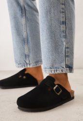 Czarne Zamszowe Klapki w Stylu Chodaków Ozdobione Klamrą Irinania. Czarne klapki damskie Born2be, bez wzorów, z materiału, bez obcasa, na płaskiej podeszwie. Za 159.99 zł.