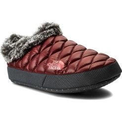 Kapcie THE NORTH FACE - Tb Tntmul Ffur IV T9331GZFN Shbrlrd/Irngtgy. Czerwone kapcie damskie The North Face, z gumy. W wyprzedaży za 169.00 zł.