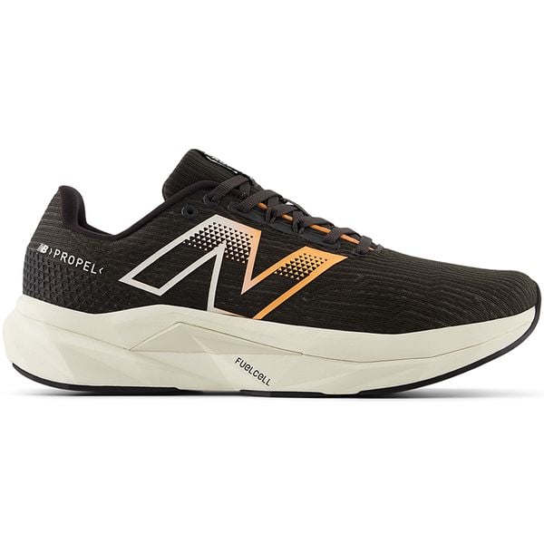 Buty męskie New Balance FuelCell Propel v5 MFCPRCB5 – czarne. Czarne buty sportowe męskie New Balance, z gumy, bez zapięcia, do biegania. Za 399.99 zł.