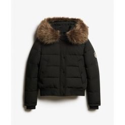 Damska kurtka z kapturem Superdry Everest. Czarne kurtki damskie Superdry., na zimę, bez wzorów, z puchu, z kapturem. W wyprzedaży za 683.50 zł.