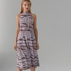 Midi sukienka z dekoltem halter - Brązowy. Brązowe sukienki damskie Mohito, l, bez wzorów, bez kołnierzyka, bez ramiączek, midi. Za 139.99 zł.