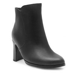 Botki Lasocki. Czarne botki damskie Lasocki, bez obcasa, na słupku, bez zapięcia. Za 299.99 zł.