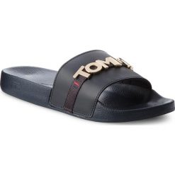 Klapki TOMMY HILFIGER - Beach Slide FW0FW02965 Midnight 403. Niebieskie klapki damskie Tommy Hilfiger, z materiału. Za 239.00 zł.