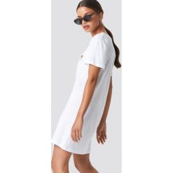 NA-KD Rose Embroidery T-shirt Dress - White. Białe t-shirty damskie NA-KD, z materiału, z koszulowym kołnierzykiem. Za 80.95 zł.