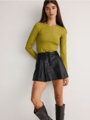 Spódnico-szorty z imitacji skóry - czarny. Czarne szorty damskie Reserved, l, bez wzorów, ze skóry. W wyprzedaży za 89.99 zł.