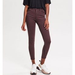Spodnie w paski slim fit - Wielobarwn. Spodnie materiałowe damskie marki Reserved. Za 99.99 zł.