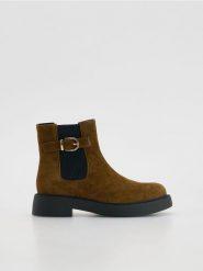 Zamszowe botki z klamrą - ciemnobrązowy. Brązowe botki damskie Reserved, ze skóry, bez obcasa, bez zapięcia. Za 259.99 zł.