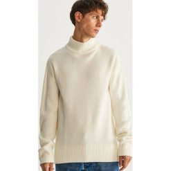 Sweter z półgolfem - Biały. Swetry przez głowę męskie marki Reserved. W wyprzedaży za 79.99 zł.