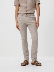 Bawełniane spodnie chino slim - brązowy. Brązowe spodnie materiałowe męskie Reserved, bez wzorów, z bawełny. Za 159.99 zł.