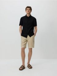 Lniane szorty regular fit - beżowy. Brązowe szorty męskie Reserved, l, bez wzorów. W wyprzedaży za 139.99 zł.