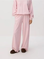 Spodnie dresowe z szerokimi nogawkami - pastelowy róż. Czerwone spodnie dresowe damskie Reserved, l, bez wzorów, z bawełny. Za 89.99 zł.