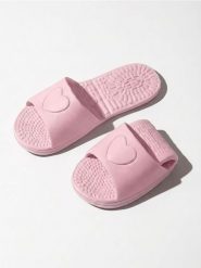 Składane klapki z motywem serca - różowy. Czerwone klapki damskie Sinsay, bez wzorów, bez obcasa. Za 15.99 zł.