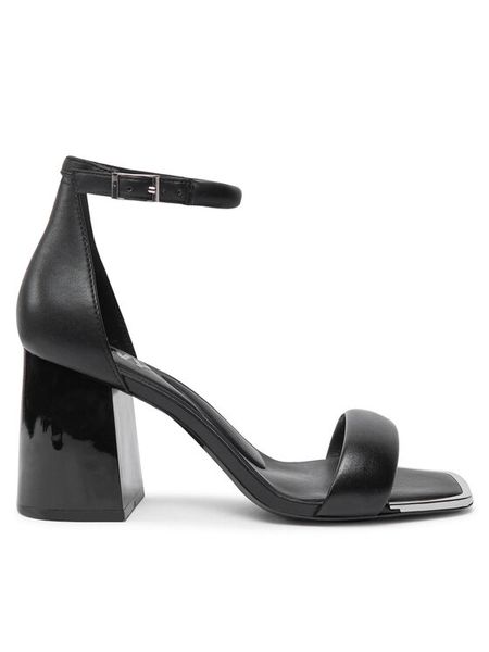 DKNY Sandały Scarla K3407532 Czarny. Czarne klapki damskie DKNY, bez wzorów, ze skóry, bez obcasa, na słupku, bez zapięcia. Za 449.99 zł.
