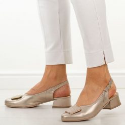 Perłowe skórzane Polskie czółenka damskie Góral 2102. Białe czółenka damskie Góral, z aplikacjami, z materiału, biznesowe, z okrągłym noskiem, bez obcasa, na obcasie, bez zapięcia. Za 419.00 zł.