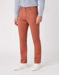 SPODNIE MĘSKIE WRANGLER TEXAS SLIM GINGER W12SWAA15 112126534. Spodnie materiałowe męskie Wrangler, l, bez wzorów, z jeansu. Za 219.99 zł.