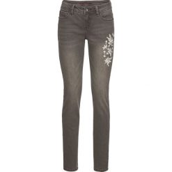 Dżinsy z haftem i perełkami bonprix szary denim. Jeansy damskie marki DOMYOS. Za 129.99 zł.