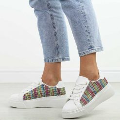 Zielone sneakersy damskie McBraun 23335. Zielone obuwie sportowe damskie McBraun, bez wzorów, z jeansu. W wyprzedaży za 64.35 zł.