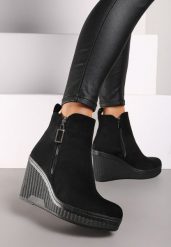 Czarne Botki na Koturnie z Zawieszką z Cyrkoniami i Suwakiem Armela. Czarne botki damskie Renee, z jeansu, eleganckie, bez obcasa, na koturnie, bez zapięcia. Za 139.99 zł.
