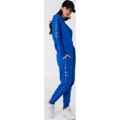 NA-KD Spodnie dresowe - Blue. Spodnie dresowe damskie marki NA-KD. Za 121.95 zł.