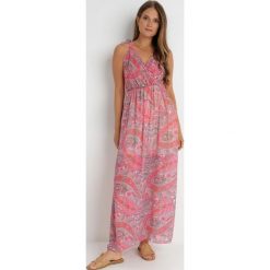Różowa Sukienka Valentin. Czerwone sukienki damskie Born2be, bez wzorów, bez kołnierzyka, bez ramiączek, maxi, kopertowe. Za 29.99 zł.