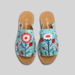 Mumka Shoes Klapki wegańskie wzór biedronki i kwiaty Mumka-36. Klapki damskie Mumka Shoes, bez wzorów, bez obcasa. Za 126.75 zł.