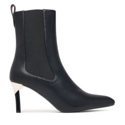 Botki Armani Exchange. Czarne botki damskie Armani Exchange, bez obcasa, na szpilce, bez zapięcia. Za 979.99 zł.