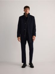 Płaszcz ze stójką - granatowy. Niebieskie płaszcze męskie Reserved, l, bez wzorów, z tkaniny, bez kaptura. W wyprzedaży za 359.99 zł.