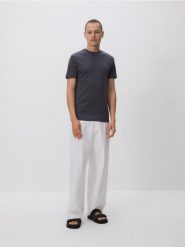 T-shirt slim fit z wiskozą - szary. Szare t-shirty męskie Reserved, l, bez wzorów, z dzianiny, bez kołnierzyka. W wyprzedaży za 39.99 zł.