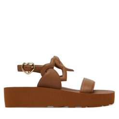 Sandały LOVE MOSCHINO. Brązowe sandały damskie Love Moschino, bez wzorów, bez obcasa, na płaskiej podeszwie, bez zapięcia. Za 669.99 zł.