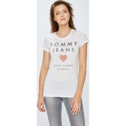 Tommy Jeans - Top. Szare topy damskie Tommy Jeans, z nadrukiem, z bawełny, z okrągłym kołnierzem, z krótkim rękawem. W wyprzedaży za 129.90 zł.
