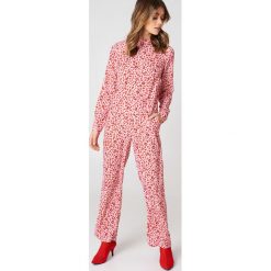 Andrea Hedenstedt x NA-KD Spodnie z prostymi nogawkami - Pink,Multicolor. Różowe spodnie materiałowe damskie marki Andrea Hedenstedt x NA-KD, z poliesteru. W wyprzedaży za 48.59 zł.