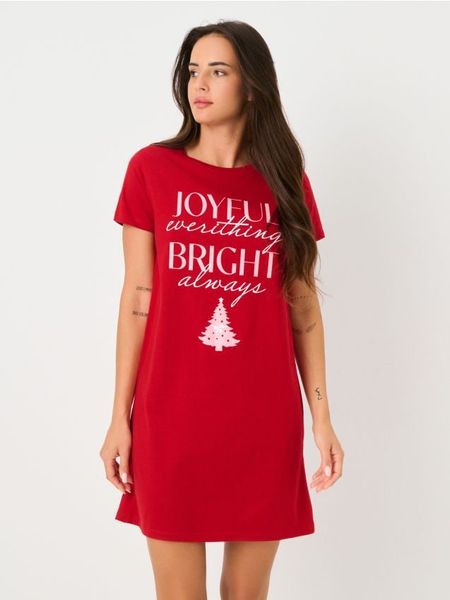 Bawełniana koszula nocna z motywem świątecznym - czerwony. Czerwone koszule nocne damskie Sinsay, l, bez wzorów, z bawełny. Za 19.99 zł.