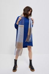 Szal w kratkę z frędzlami niebieski. Niebieskie szaliki i chusty damskie MOODO, bez wzorów, z poliesteru. W wyprzedaży za 55.99 zł.