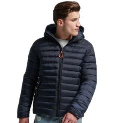 Kurtka z kapturem Superdry Fuji Sport. Niebieskie kurtki męskie Superdry., na zimę, s, z aplikacjami, z materiału, sportowe, z kapturem. Za 510.40 zł.