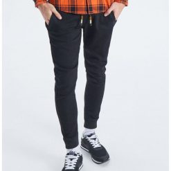 Jeansy Slim Jogger - Czarny. Jeansy męskie marki Cropp. Za 119.99 zł.