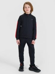 4F Spodnie sportowe szybkoschnące chłopięce - czarne 122/128 (6-8 lat). Czarne spodnie sportowe dla chłopców 4f, bez wzorów, z dzianiny, sportowe, na fitness i siłownię. W wyprzedaży za 79.99 zł.