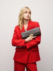 Kopertówka z ozdobnym detalem - ciemnobrązowy. Brązowe kopertówki damskie Reserved, bez wzorów, ze skóry, bez dodatków. Za 129.99 zł.